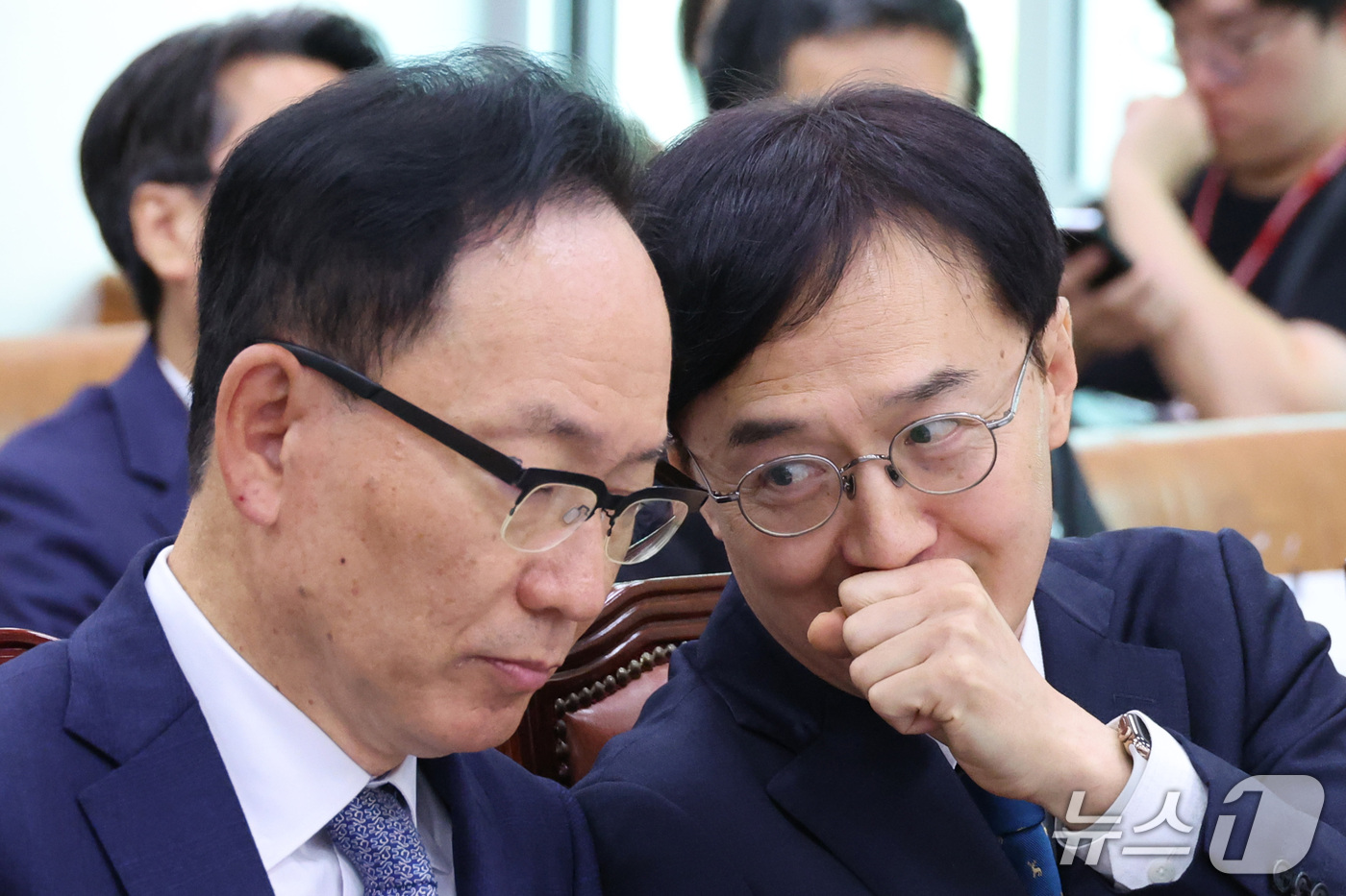 (서울=뉴스1) 신웅수 기자 = 김대웅 서울고등법원장과 오민석 서울중앙지방법원장이 16일 서울 여의도 국회에서 열린 법제사법위원회의 서울고등법원 등에 대한 국정감사에서 대화하고 있 …