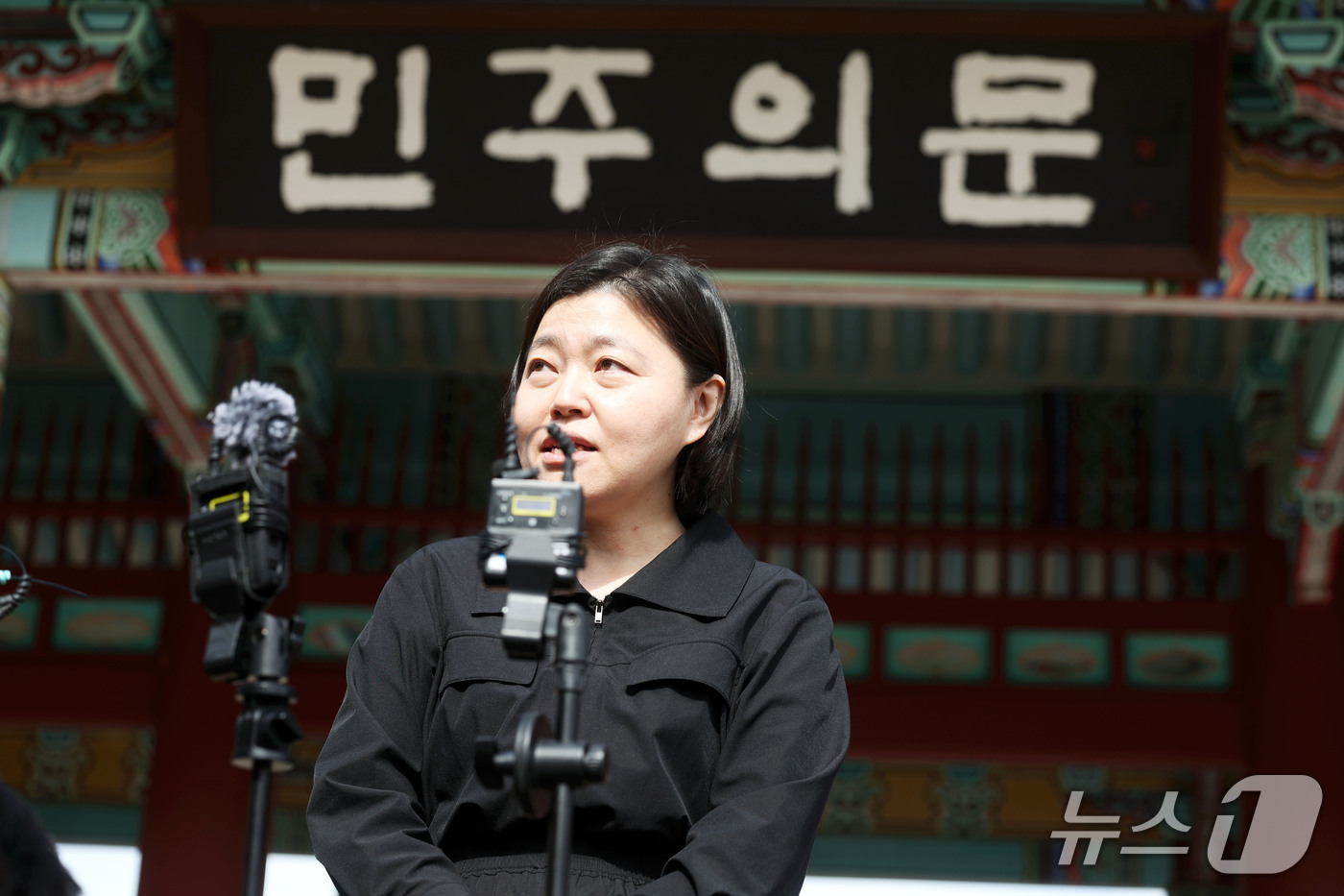 (광주=뉴스1) 조수민 기자 = 임은정 광주중수청장이 16일 오전 전남광주 북구 국립5·18민주묘지를 찾아 헌화 및 분향을 마친 뒤 민주의 문 앞에서 발언하고 있다. 2026.10 …