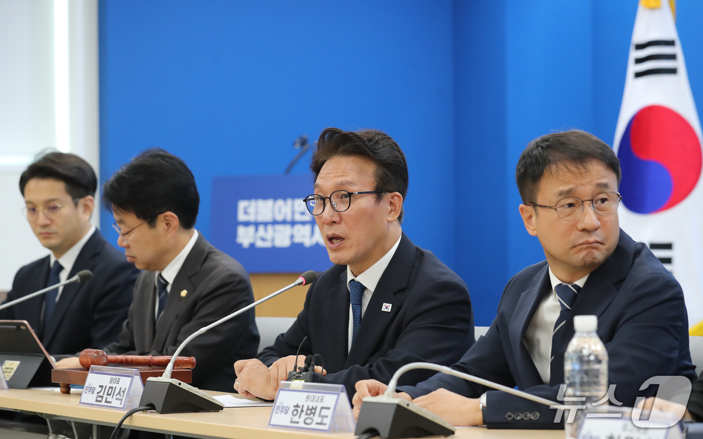(부산=뉴스1) 윤일지 기자 = 김민석 더불어민주당 대표가 16일 부산 동구 더불어민주당 부산시당에서 열린 부산 최고위원회의에서 발언하고 있다. 2026.10.16/뉴스1