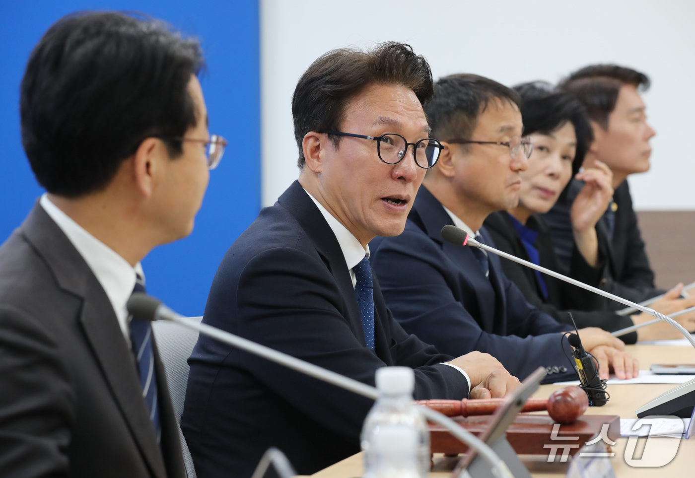 (부산=뉴스1) 윤일지 기자 = 김민석 더불어민주당 대표가 16일 부산 동구 더불어민주당 부산시당에서 열린 부산 최고위원회의에서 발언하고 있다. 2026.10.16/뉴스1