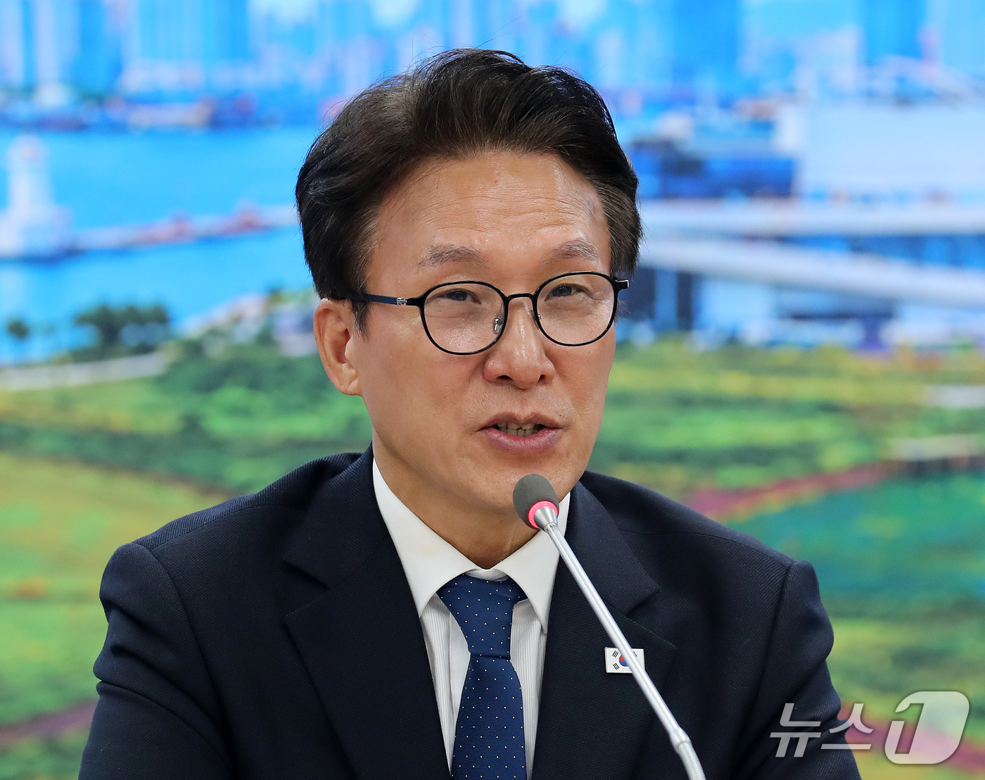 (부산=뉴스1) 윤일지 기자 = 김민석 더불어민주당 대표가 16일 부산 동구 더불어민주당 부산시당에서 열린 부산 최고위원회의에서 발언하고 있다. 2026.10.16/뉴스1
