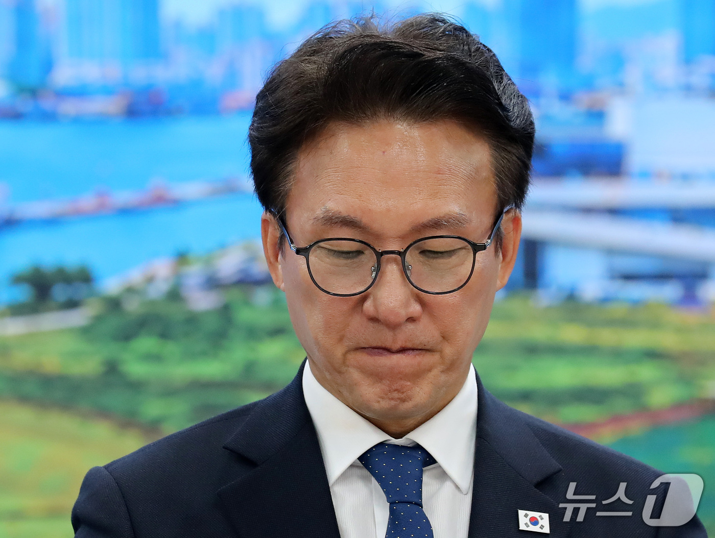 (부산=뉴스1) 윤일지 기자 = 김민석 더불어민주당 대표가 16일 부산 동구 더불어민주당 부산시당에서 열린 부산 최고위원회의에서 생각에 잠겨 있다.  2026.10.16/뉴스1