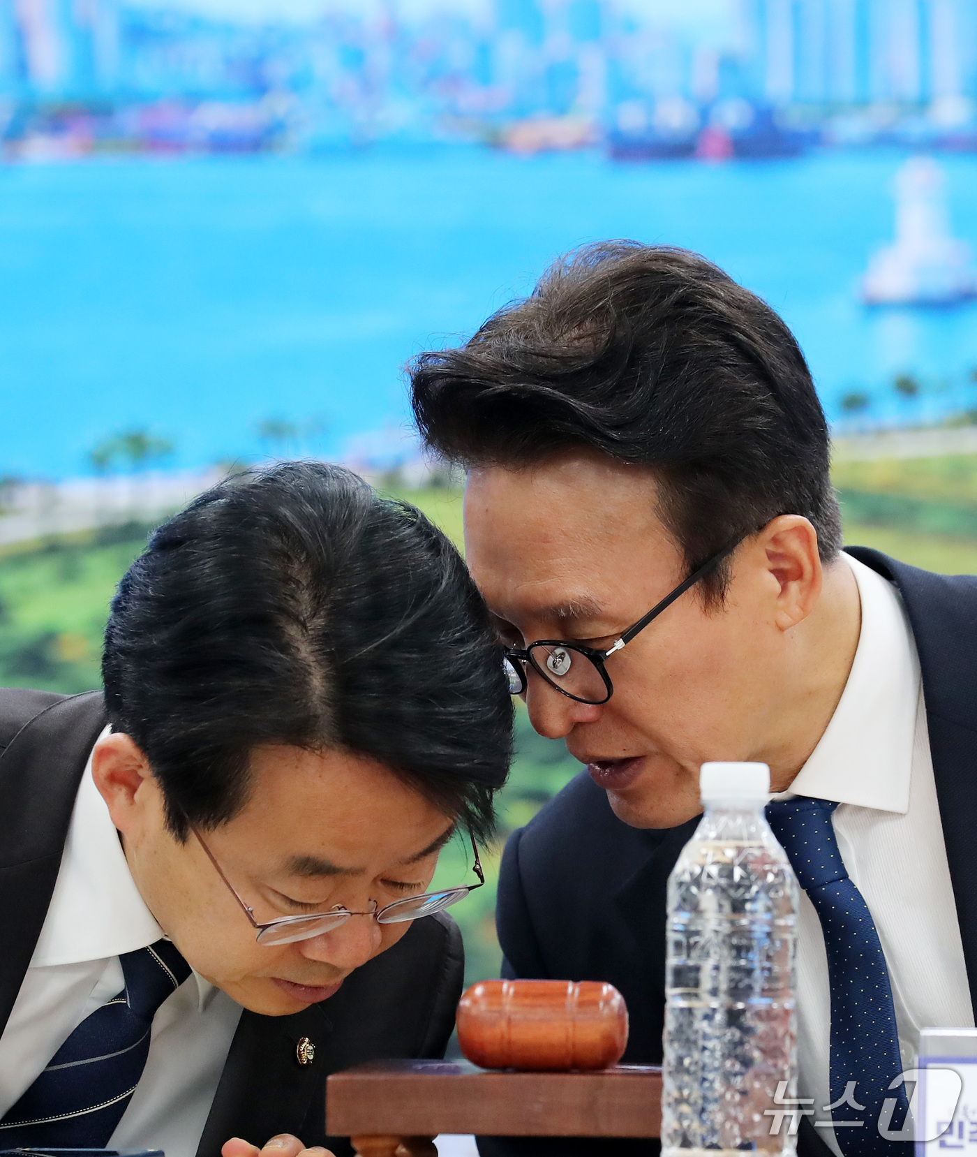 (부산=뉴스1) 윤일지 기자 = 김민석 더불어민주당 대표와 박홍배 부산시당위원장이 16일 부산 동구 더불어민주당 부산시당에서 열린 부산 최고위원회의에서 대화하고 있다. 2026.1 …