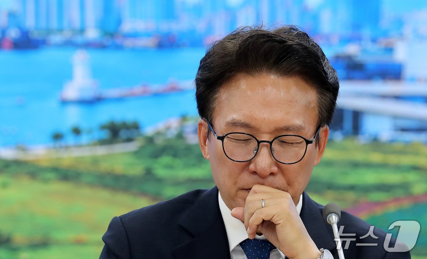 (부산=뉴스1) 윤일지 기자 = 김민석 더불어민주당 대표가 16일 부산 동구 더불어민주당 부산시당에서 열린 부산 최고위원회의에서 생각에 잠겨 있다.  2026.10.16/뉴스1