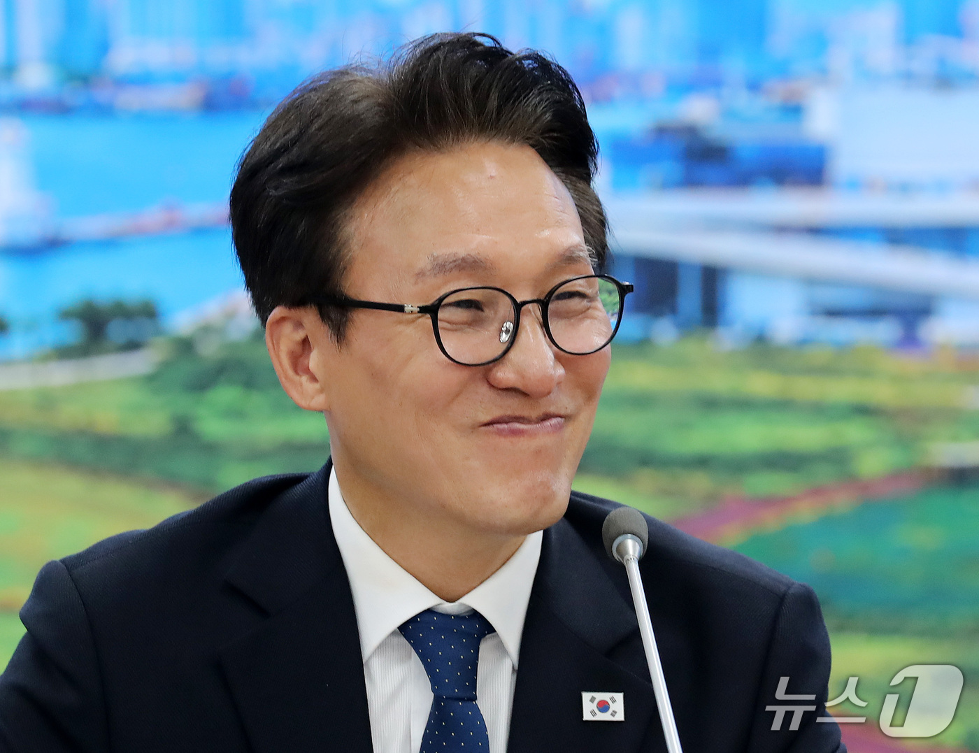 (부산=뉴스1) 윤일지 기자 = 김민석 더불어민주당 대표가 16일 부산 동구 더불어민주당 부산시당에서 열린 부산 최고위원회의에서 최고위원의 발언을 듣고 있다. 2026.10.16/ …
