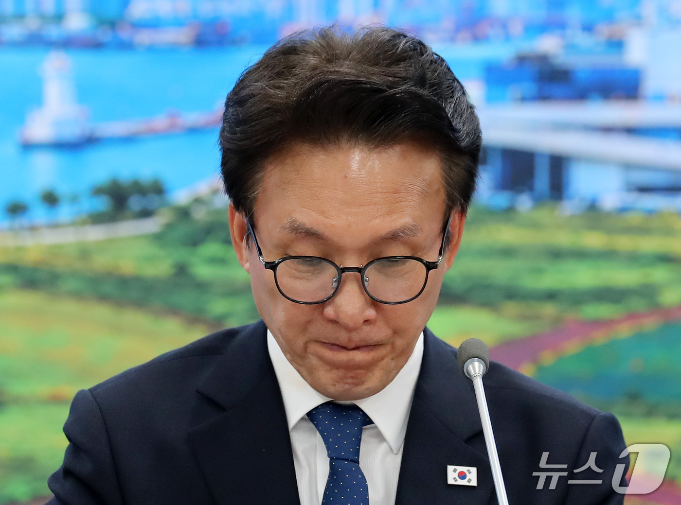 (부산=뉴스1) 윤일지 기자 = 김민석 더불어민주당 대표가 16일 부산 동구 더불어민주당 부산시당에서 열린 부산 최고위원회의에서 생각에 잠겨 있다.  2026.10.16/뉴스1