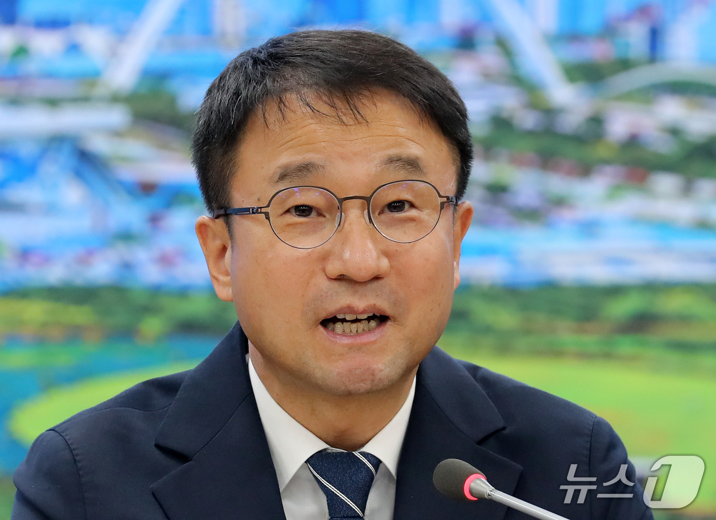 (부산=뉴스1) 윤일지 기자 = 한병도 더불어민주당 원내대표가 16일 부산 동구 더불어민주당 부산시당에서 열린 부산 최고위원회의에서 발언하고 있다.  2026.10.16/뉴스1