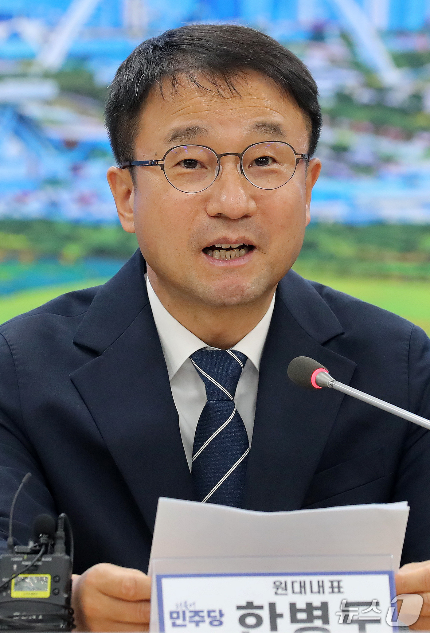 (부산=뉴스1) 윤일지 기자 = 한병도 원내대표가 16일 부산 동구 더불어민주당 부산시당에서 열린 부산 최고위원회의에서 발언하고 있다.  2026.10.16/뉴스1