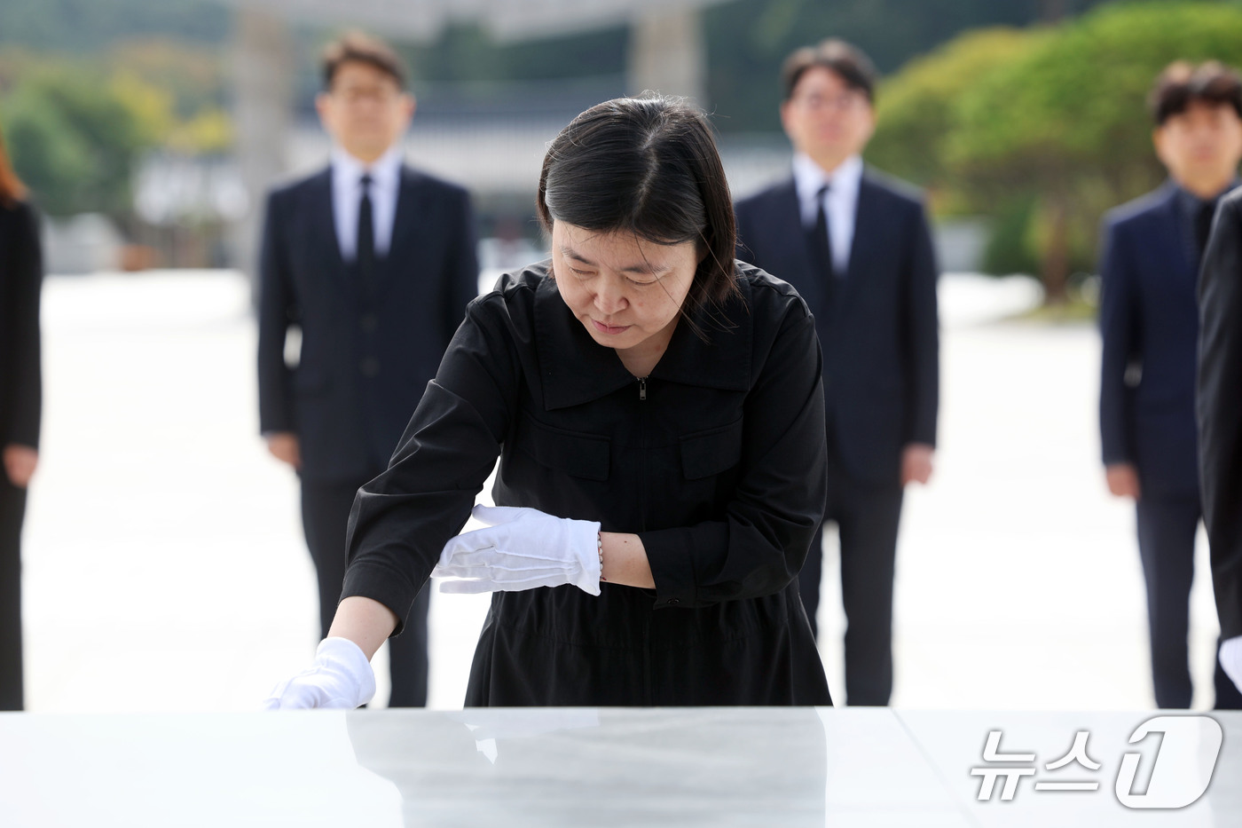 (광주=뉴스1) 조수민 기자 = 임은정 광주중수청장이 16일 오전 전남광주 북구 국립5·18민주묘지를 찾아 헌화 및 분향을 하고 있다. 2026.10.16/뉴스1