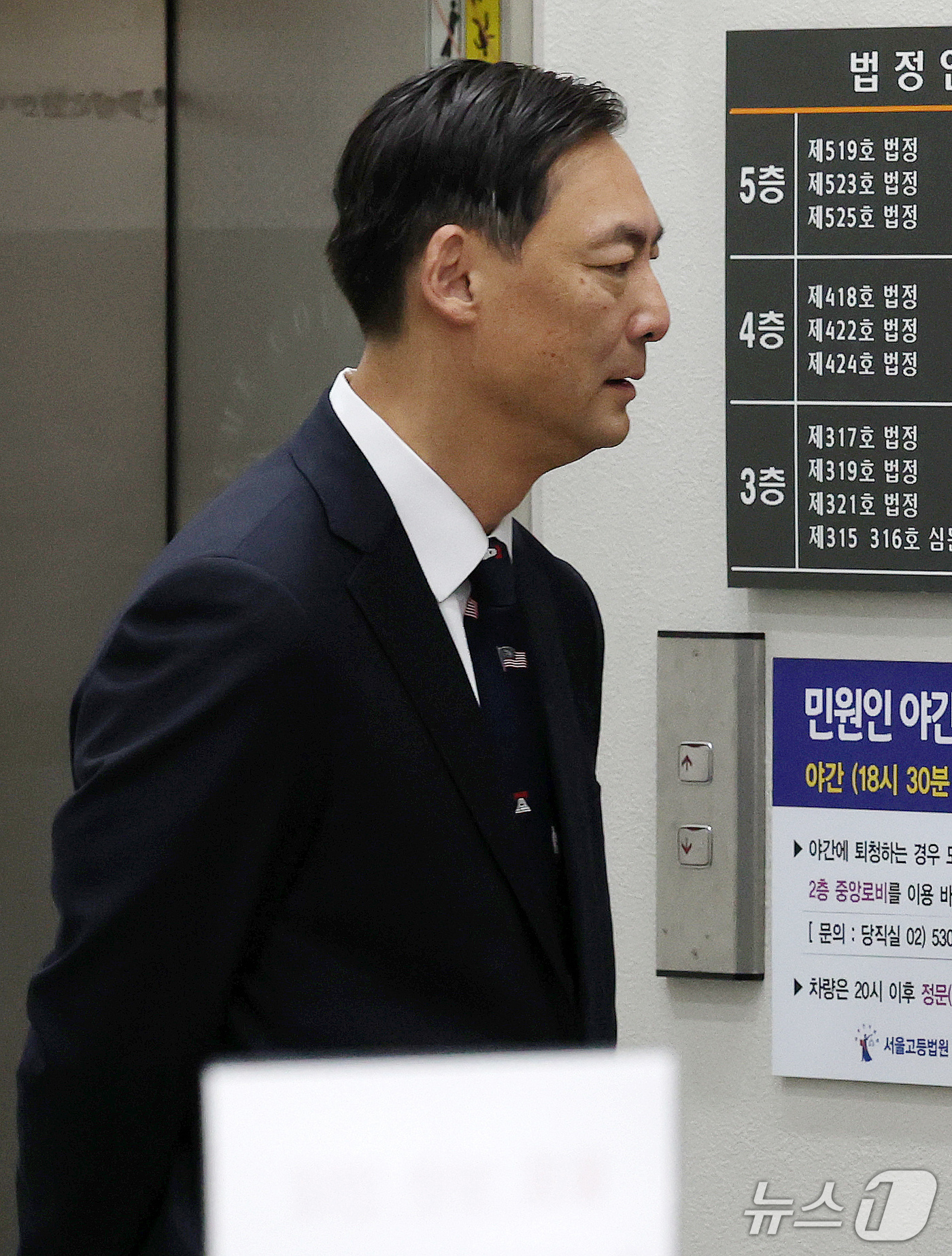 (서울=뉴스1) 박세연 기자 = '이재명 대통령의 소년원 수감설'을 유포해 명예훼손 등 혐의를 받고 있는 모스 탄 전 교수가 16일 오전 서초구 서울중앙지법에서 열린 공판에 출석하 …