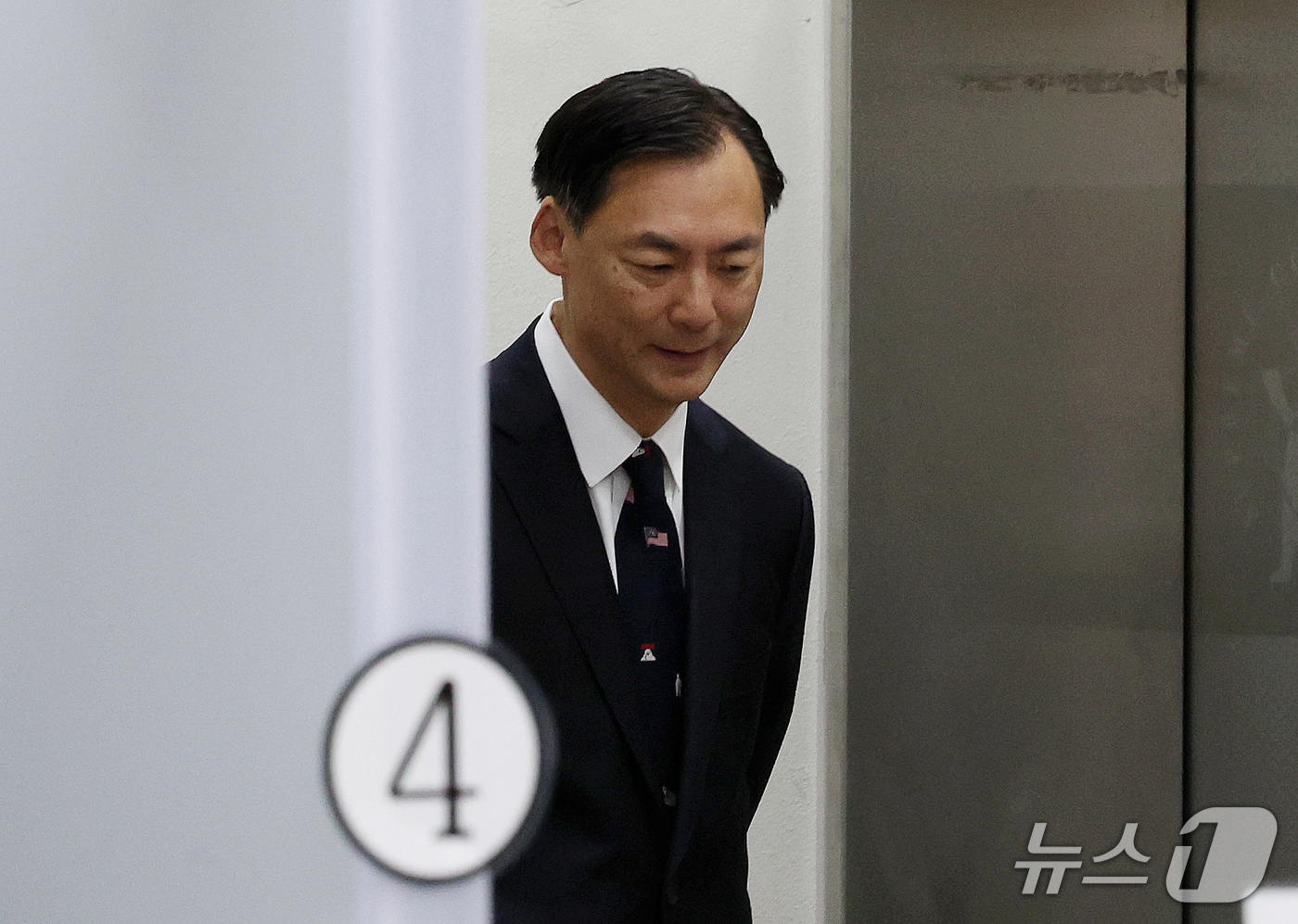 (서울=뉴스1) 박세연 기자 = '이재명 대통령의 소년원 수감설'을 유포해 명예훼손 등 혐의를 받고 있는 모스 탄 전 교수가 16일 오전 서초구 서울중앙지법에서 열린 공판에 출석하 …