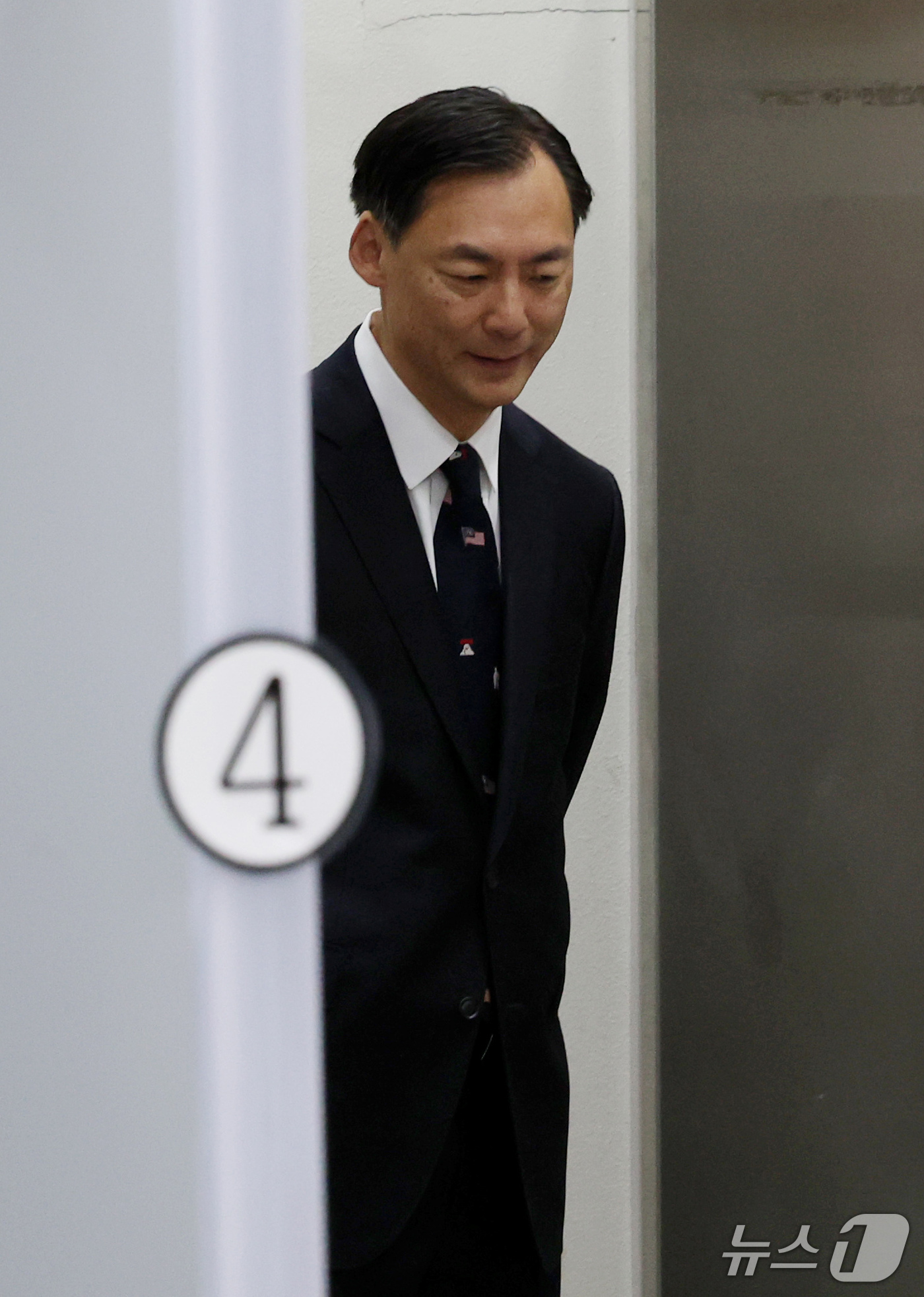 (서울=뉴스1) 박세연 기자 = '이재명 대통령의 소년원 수감설'을 유포해 명예훼손 등 혐의를 받고 있는 모스 탄 전 교수가 16일 오전 서초구 서울중앙지법에서 열린 공판에 출석하 …