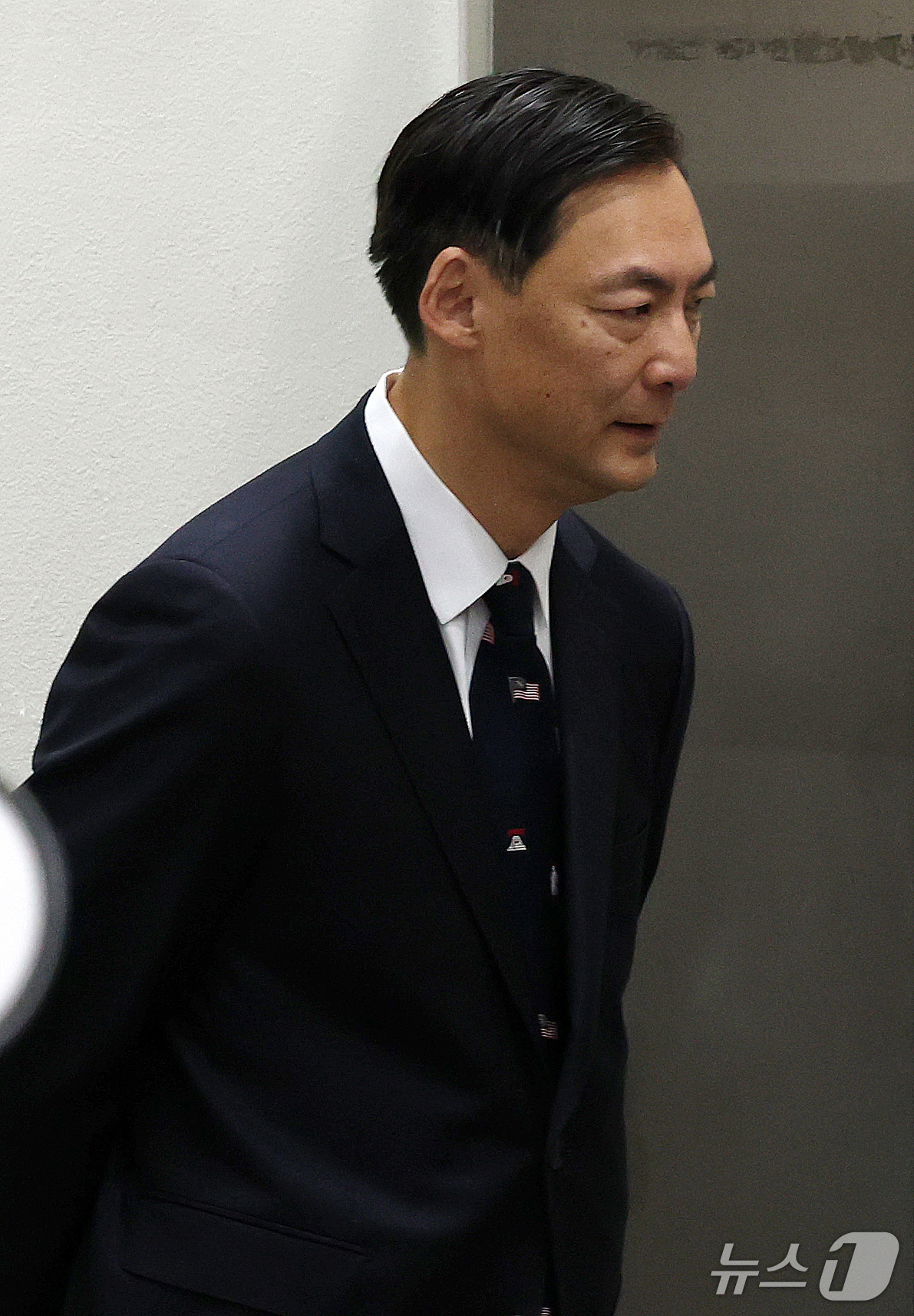 (서울=뉴스1) 박세연 기자 = '이재명 대통령의 소년원 수감설'을 유포해 명예훼손 등 혐의를 받고 있는 모스 탄 전 교수가 16일 오전 서초구 서울중앙지법에서 열린 공판에 출석하 …