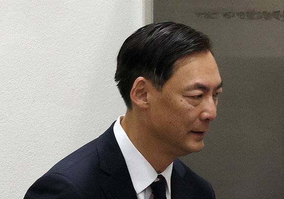 굳은표정으로 법정 향하는 모스 탄 전 교수