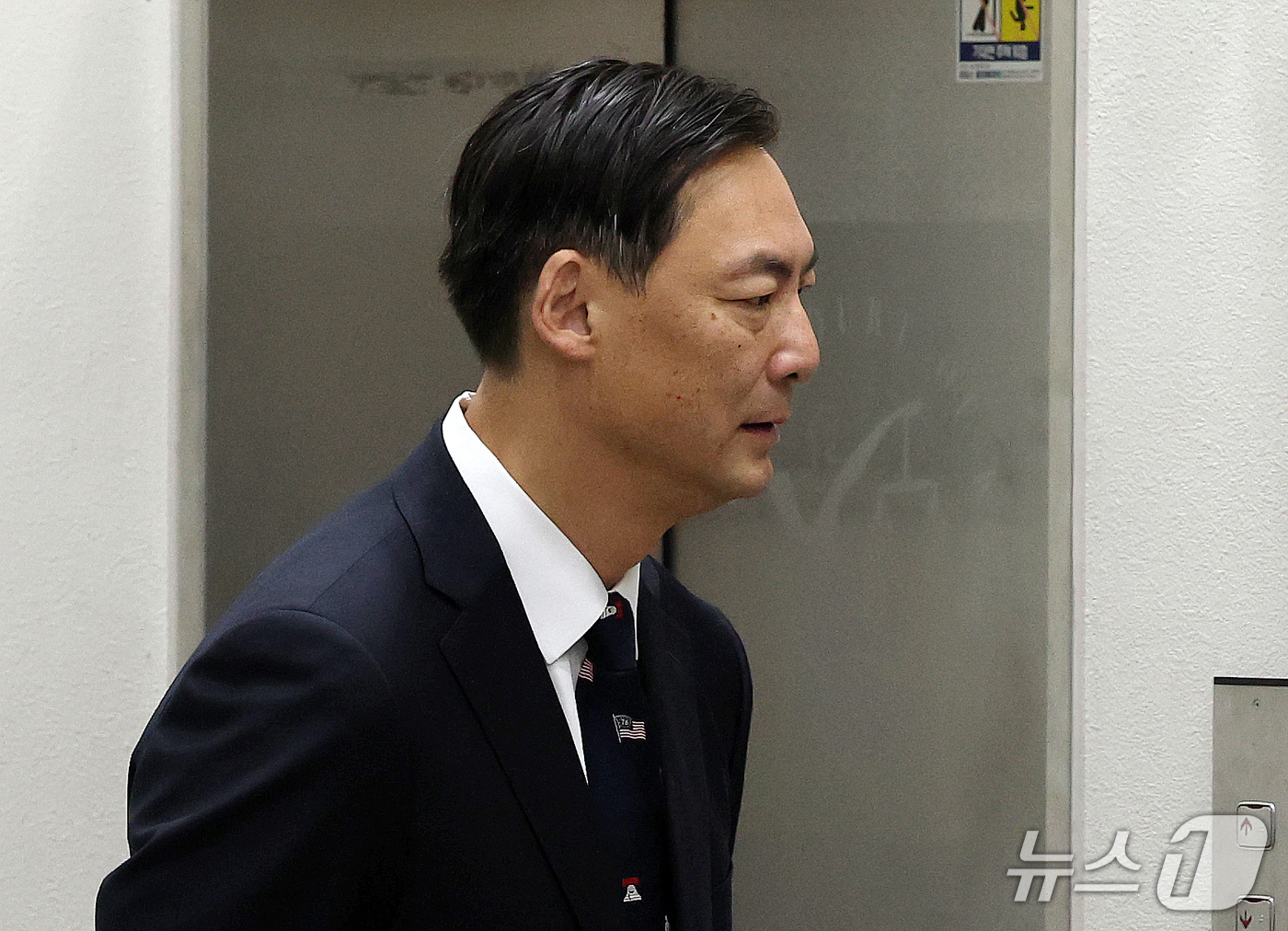 (서울=뉴스1) 박세연 기자 = '이재명 대통령의 소년원 수감설'을 유포해 명예훼손 등 혐의를 받고 있는 모스 탄 전 교수가 16일 오전 서초구 서울중앙지법에서 열린 공판에 출석하 …