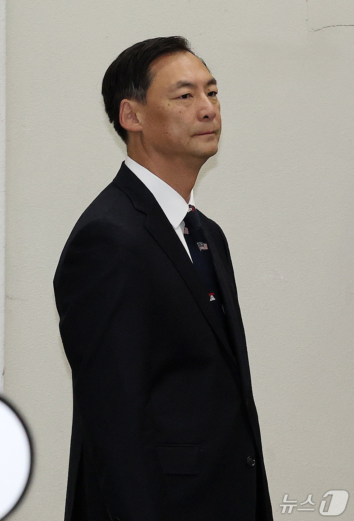 (서울=뉴스1) 박세연 기자 = '이재명 대통령의 소년원 수감설'을 유포해 명예훼손 등 혐의를 받고 있는 모스 탄 전 교수가 16일 오전 서초구 서울중앙지법에서 열린 공판에 출석하 …