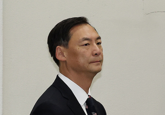 법정 향하는 모스 탄 전 교수