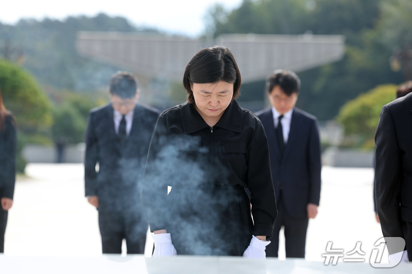 (광주=뉴스1) 조수민 기자 = 임은정 광주중수청장이 16일 오전 전남광주 북구 국립5·18민주묘지를 찾아 헌화 및 분향을 마친 뒤 참배 후 묵념하고 있다. 2026.10.16/뉴 …