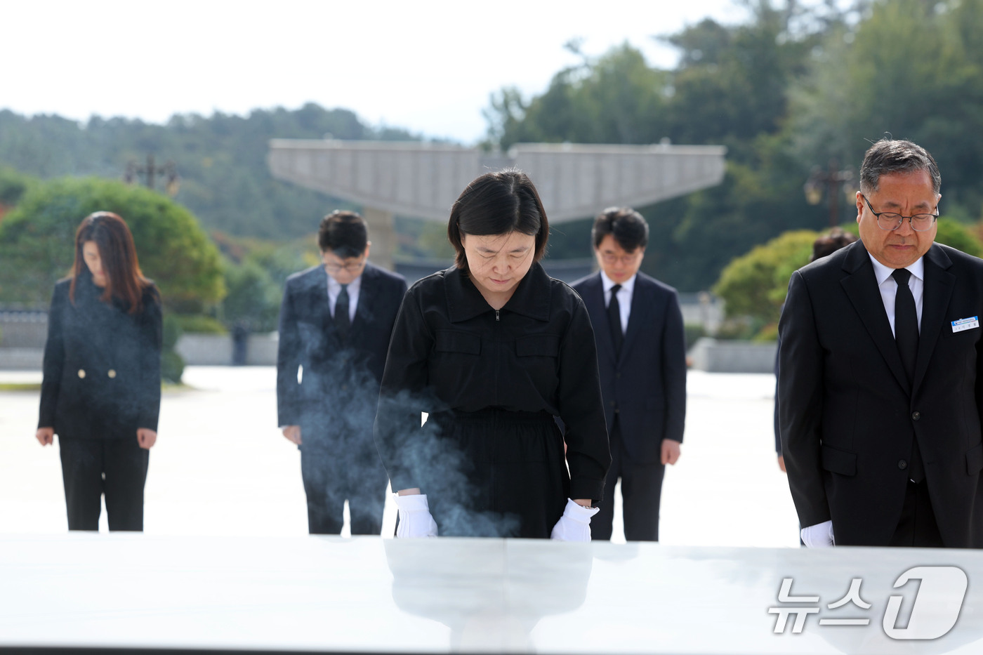(광주=뉴스1) 조수민 기자 = 임은정 광주중수청장이 16일 오전 전남광주 북구 국립5·18민주묘지를 찾아 헌화 및 분향을 마친 뒤 참배하고 있다. 2026.10.16/뉴스1