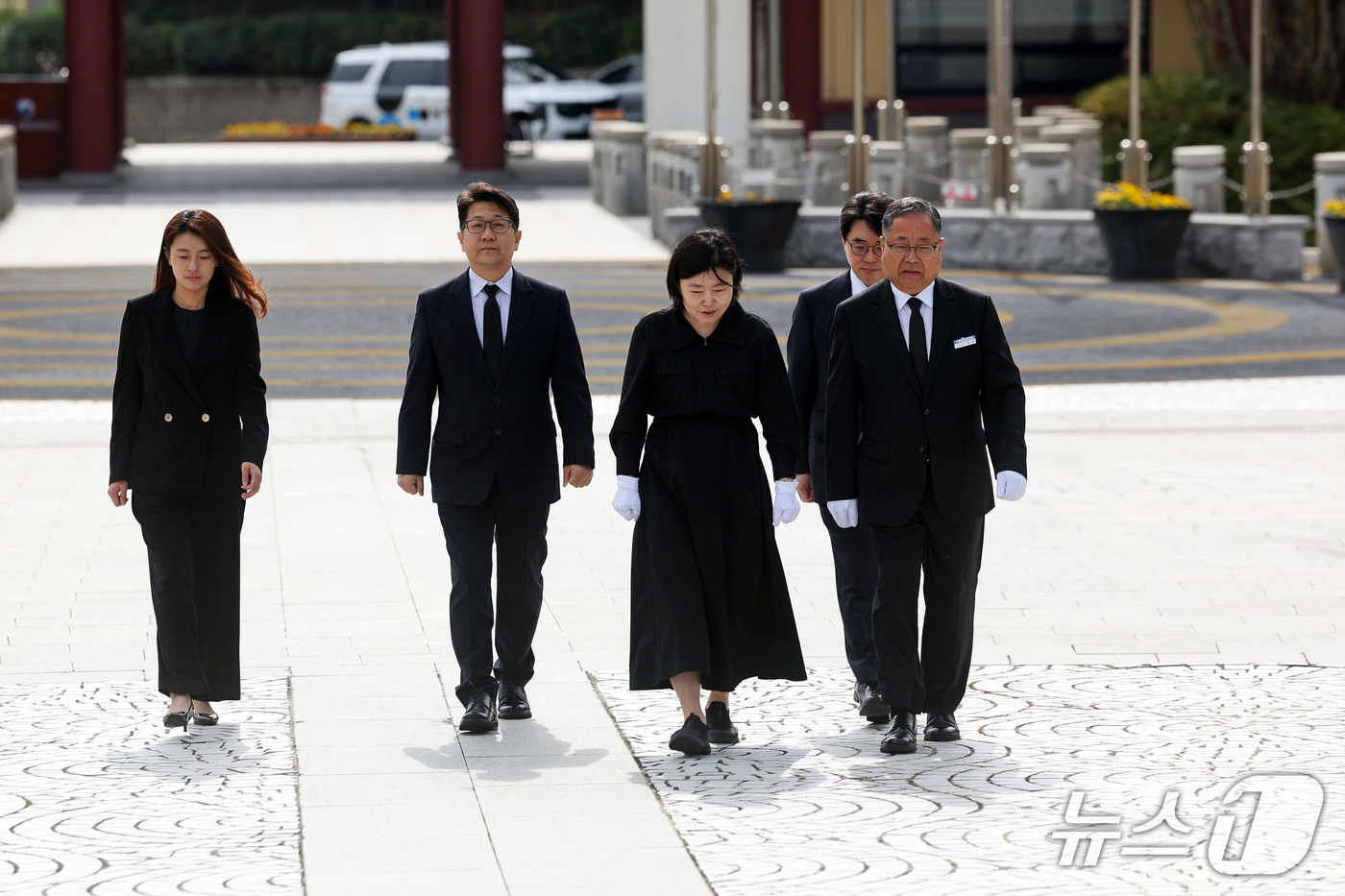 (광주=뉴스1) 조수민 기자 = 임은정 광주중수청장이 16일 오전 전남광주 북구 국립5·18민주묘지를 찾아 헌화 및 분향을 하기 위해 이동하고 있다. 2026.10.16/뉴스1