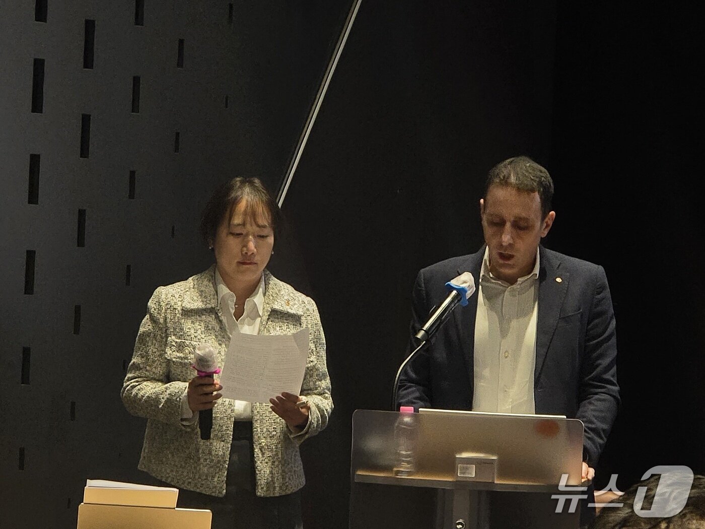 본문 이미지 - 15일 취재진에게 인사 중인 카를로 스칼라타 한화솔루션 와이어앤케이블 부문 대표. 2026.10.15 ⓒ뉴스1 양새롬 기자