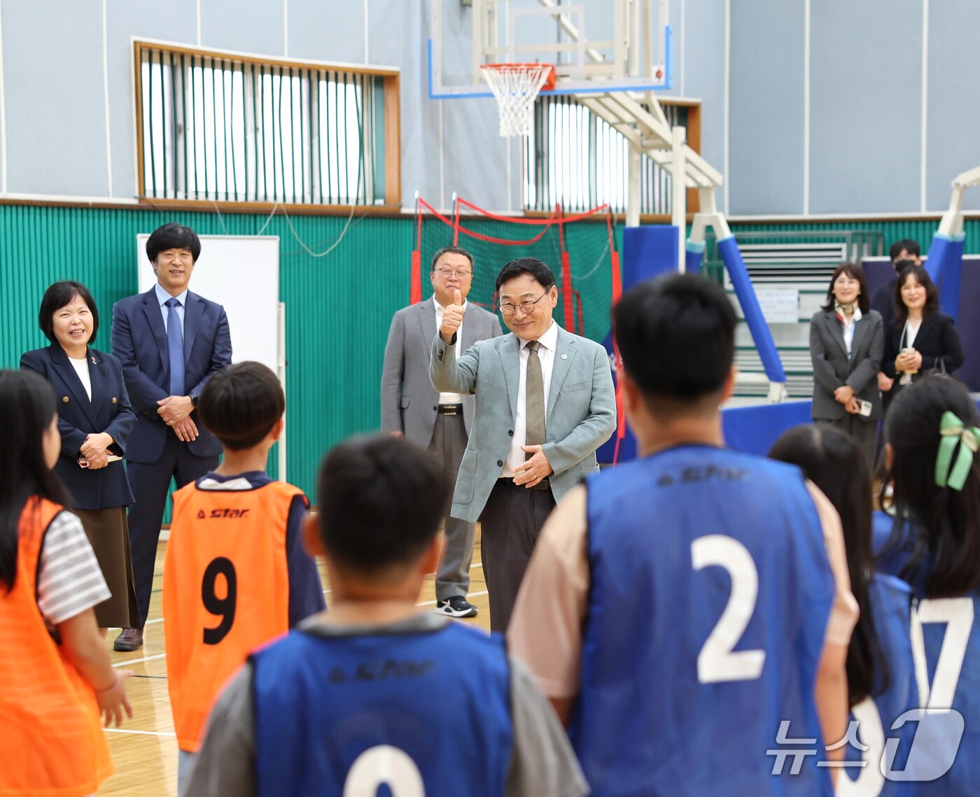 (서울=뉴스1) = 정근식 서울시교육감이 15일 오후 서울 학생들의 농촌유학 학교인 제주시 귀덕초등학교를 방문, 학생들과 인사를 나누고 있다. (서울시교육청 제공. 재판매 및 DB …