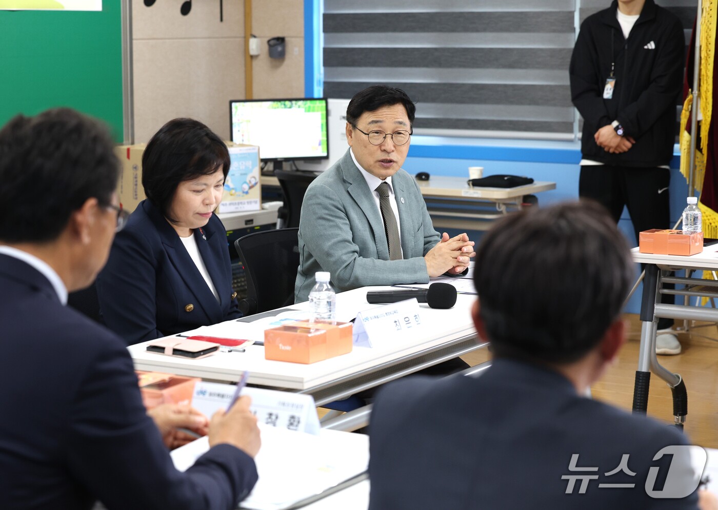 (서울=뉴스1) = 정근식 서울시교육감이 15일 오후 서울 학생들의 농촌유학 학교인 제주시 귀덕초등학교를 방문,  교직원, 학부모 등과 농촌유학 활성화 방안을 논의하고 있다. (서 …