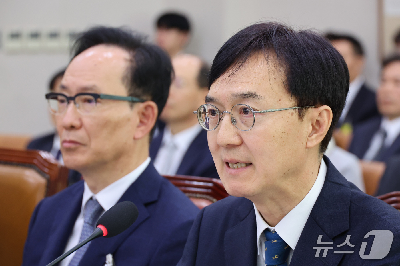 (서울=뉴스1) 신웅수 기자 = 오민석 서울중앙지방법원장이 16일 서울 여의도 국회에서 열린 법제사법위원회의 서울고등법원 등에 대한 국정감사에서 의원 질의에 답변하고 있다. 202 …