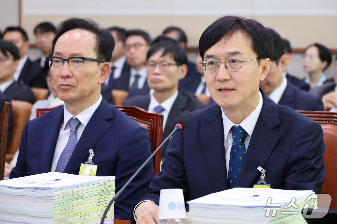 (서울=뉴스1) 신웅수 기자 = 오민석 서울중앙지방법원장이 16일 서울 여의도 국회에서 열린 법제사법위원회의 서울고등법원 등에 대한 국정감사에서 의원 질의에 답변하고 있다. 202 …