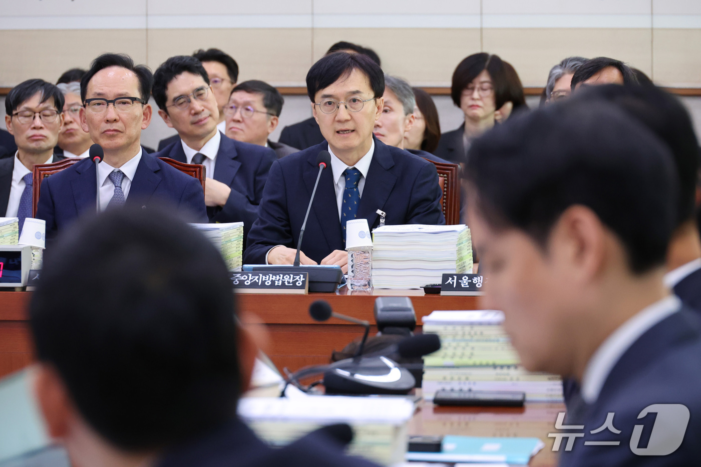 (서울=뉴스1) 신웅수 기자 = 오민석 서울중앙지방법원장이 16일 서울 여의도 국회에서 열린 법제사법위원회의 서울고등법원 등에 대한 국정감사에서 의원 질의에 답변하고 있다. 202 …