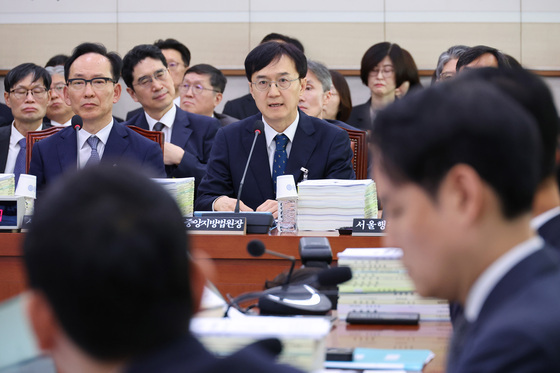 [국감초점] 野 "李 재판 중단 직무유기" 與 "헌법 근거"…법사위서 신경전