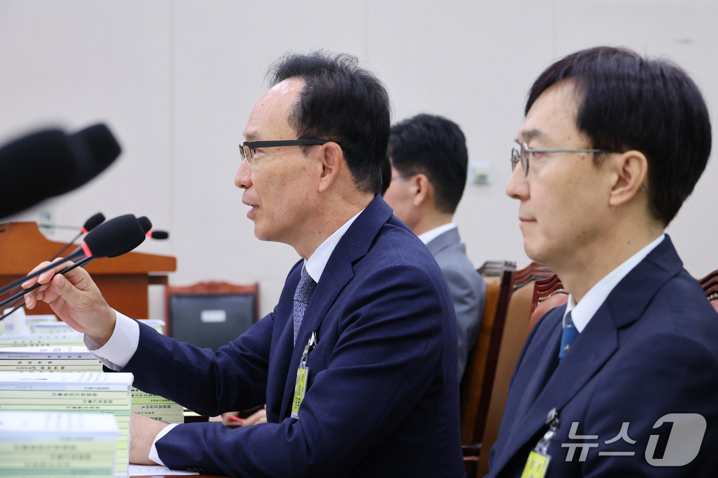 (서울=뉴스1) 신웅수 기자 = 김대웅 서울고등법원장이 16일 서울 여의도 국회에서 열린 법제사법위원회의 서울고등법원 등에 대한 국정감사에서 의원 질의에 답변하고 있다. 2026. …