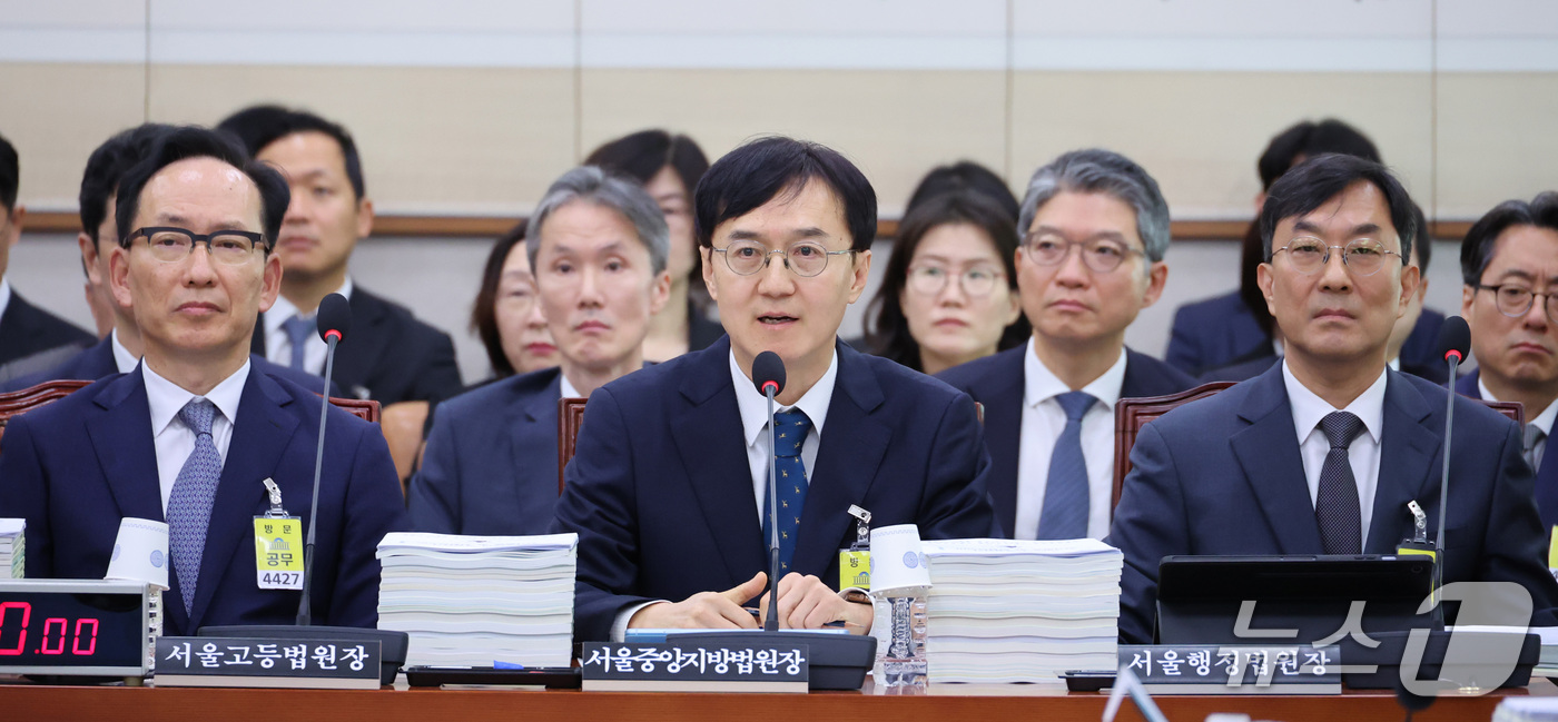 (서울=뉴스1) 신웅수 기자 = 오민석 서울중앙지방법원장이 16일 서울 여의도 국회에서 열린 법제사법위원회의 서울고등법원 등에 대한 국정감사에서 의원 질의에 답변하고 있다. 202 …