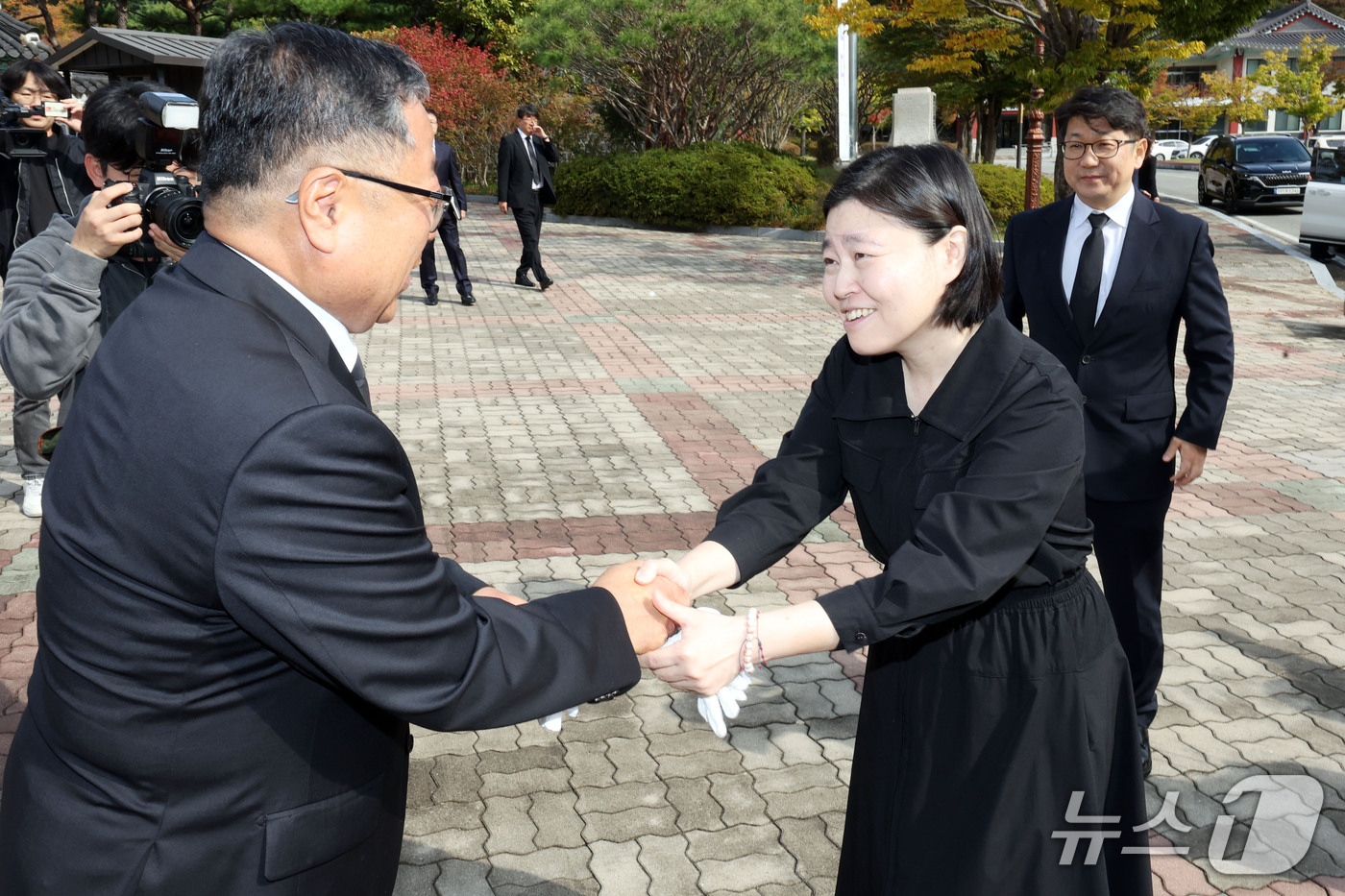 (광주=뉴스1) 조수민 기자 = 임은정 광주중수청장이 16일 오전 전남광주 북구 국립5·18민주묘지를 찾아 헌화 및 분향을 마친 뒤 관계자들과 악수 후 퇴장하고 있다. 2026.1 …