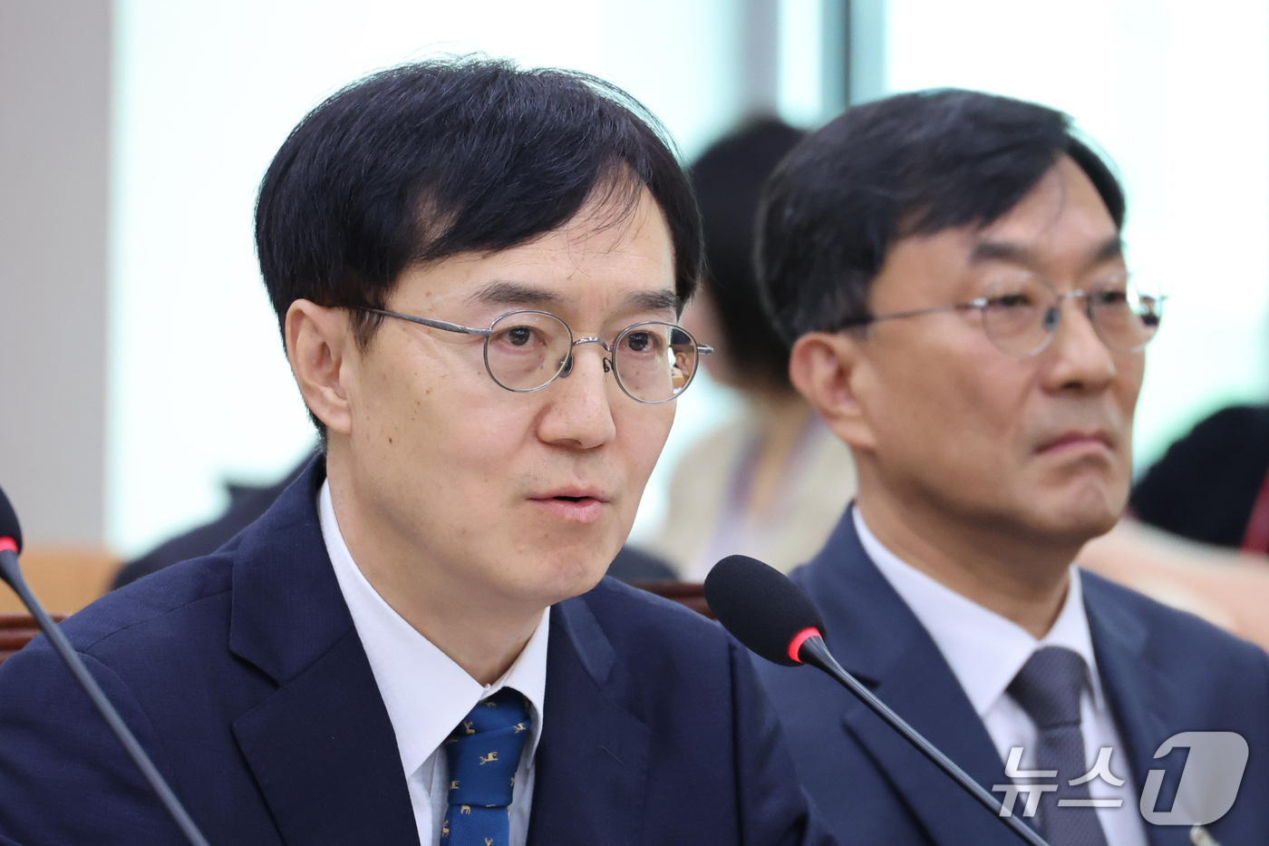 (서울=뉴스1) 신웅수 기자 = 오민석 서울중앙지방법원장이 16일 서울 여의도 국회에서 열린 법제사법위원회의 서울고등법원 등에 대한 국정감사에서 의원 질의에 답변하고 있다. 202 …