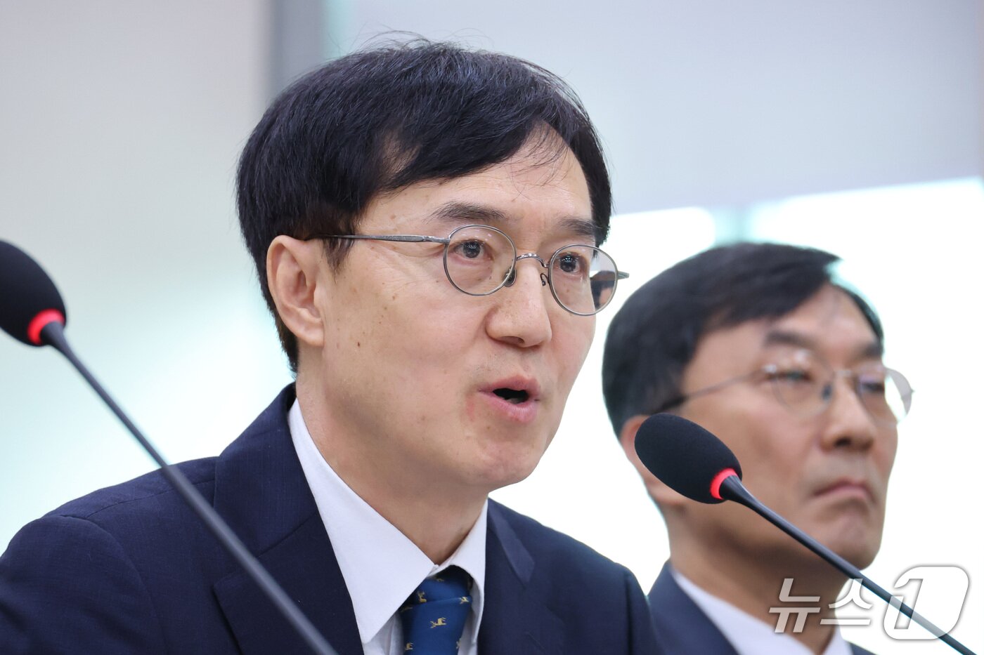 본문 이미지 - 오민석 서울중앙지방법원장이 16일 서울 여의도 국회에서 열린 법제사법위원회의 서울고등법원 등에 대한 국정감사에서 의원 질의에 답변하고 있다. 2026.10.16 ⓒ 뉴스1 신웅수 기자