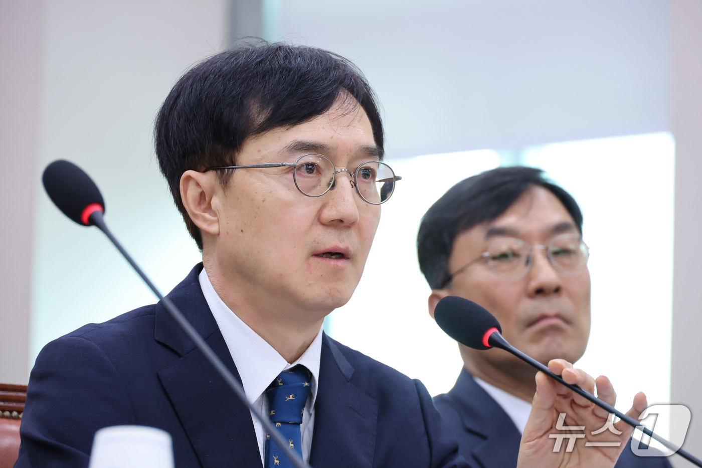 (서울=뉴스1) 신웅수 기자 = 오민석 서울중앙지방법원장이 16일 서울 여의도 국회에서 열린 법제사법위원회의 서울고등법원 등에 대한 국정감사에서 의원 질의에 답변하고 있다. 202 …