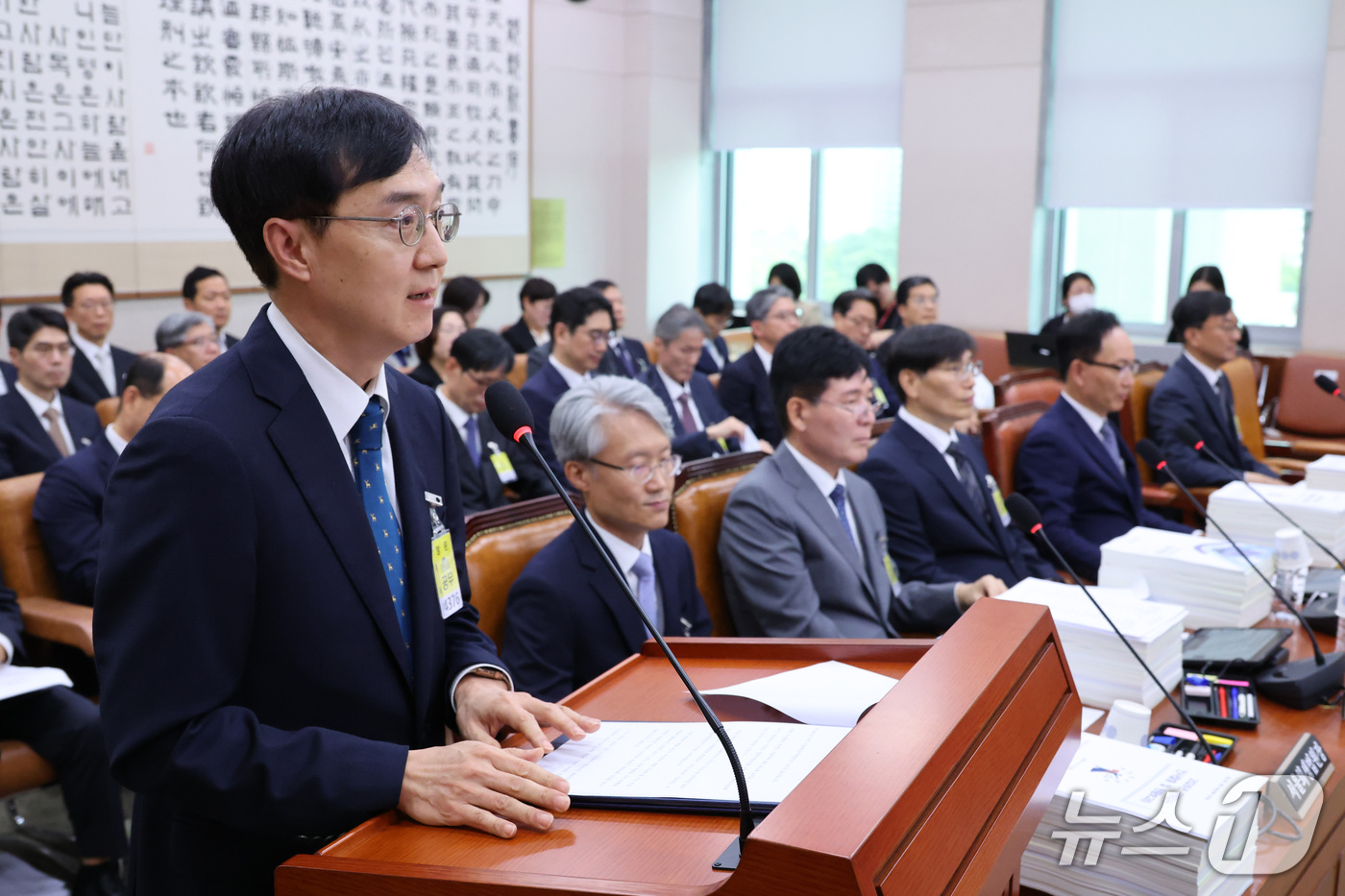 (서울=뉴스1) 신웅수 기자 = 오민석 서울중앙지방법원장이 16일 서울 여의도 국회에서 열린 법제사법위원회의 서울고등법원 등에 대한 국정감사에서 업무보고를 하고 있다. 2026.1 …