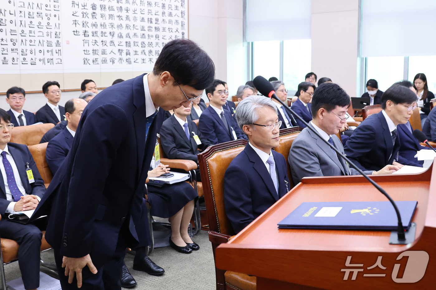 (서울=뉴스1) 신웅수 기자 = 오민석 서울중앙지방법원장이 16일 서울 여의도 국회에서 열린 법제사법위원회의 서울고등법원 등에 대한 국정감사에서 인사하고 있다. 2026.10.16 …