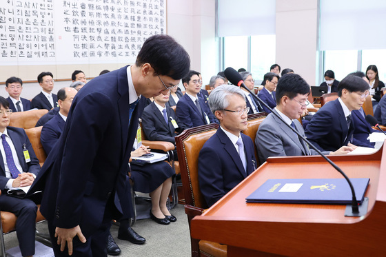 [국감] 인사하는 오민석 법원장