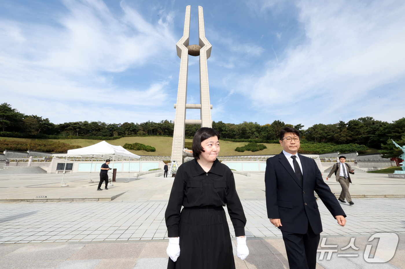 (광주=뉴스1) 조수민 기자 = 임은정 광주중수청장이 16일 오전 전남광주 북구 국립5·18민주묘지를 찾아 헌화 및 분향을 마친 뒤 이동하고 있다. 2026.10.16/뉴스1