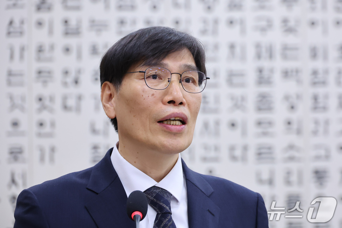 (서울=뉴스1) 신웅수 기자 = 배준현 수원고등법원장이 16일 서울 여의도 국회에서 열린 법제사법위원회의 서울고등법원 등에 대한 국정감사에서 업무보고를 하고 있다. 2026.10. …