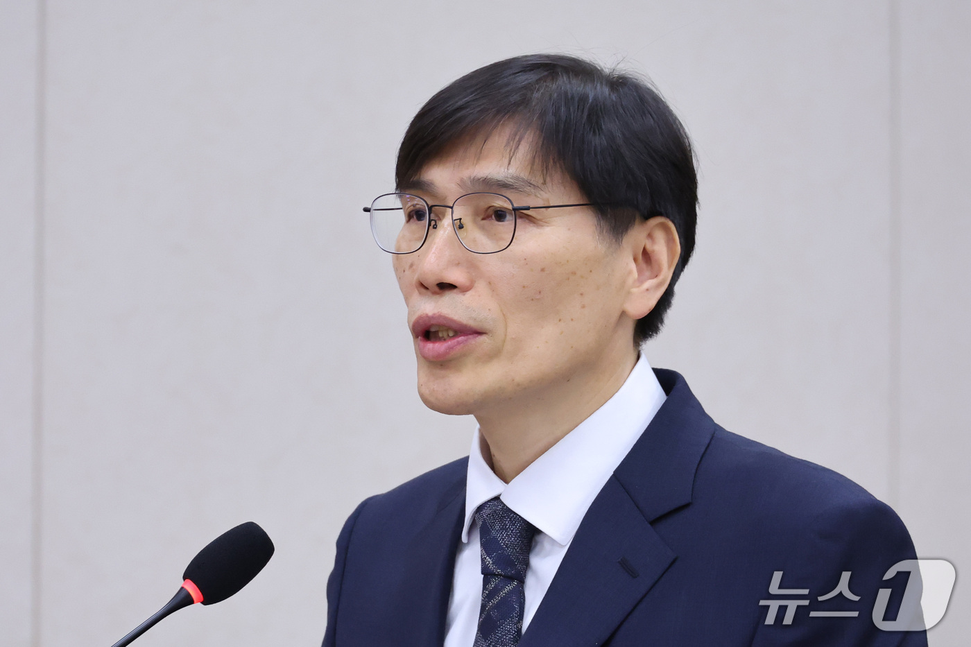 (서울=뉴스1) 신웅수 기자 = 배준현 수원고등법원장이 16일 서울 여의도 국회에서 열린 법제사법위원회의 서울고등법원 등에 대한 국정감사에서 업무보고를 하고 있다. 2026.10. …