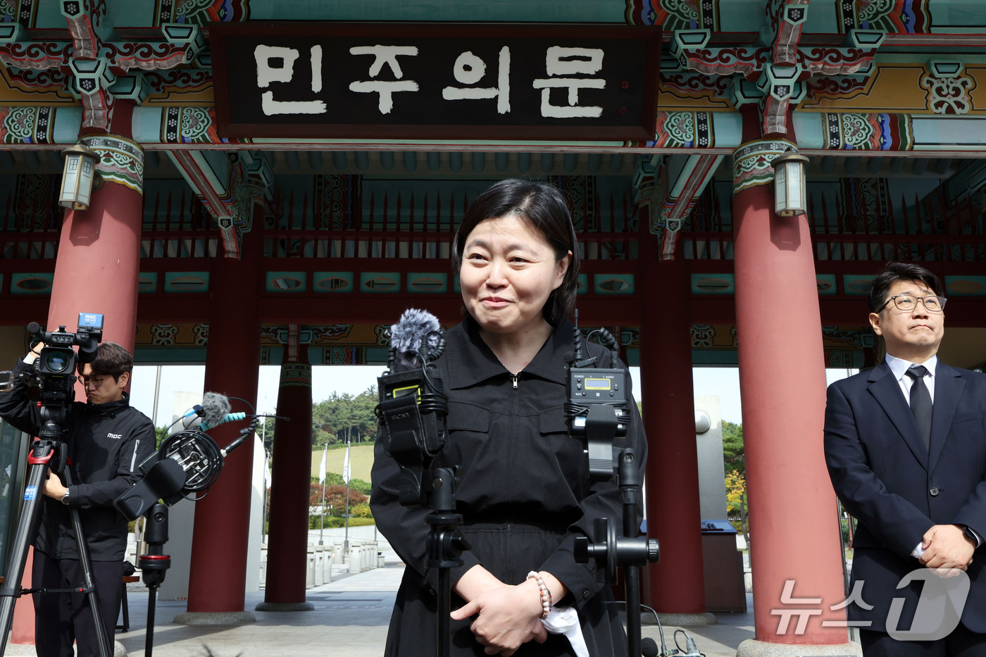 (광주=뉴스1) 조수민 기자 = 임은정 광주중수청장이 16일 오전 전남광주 북구 국립5·18민주묘지를 찾아 헌화 및 분향을 마친 뒤 민주의 문 앞에서 취재진 질문에 답하고 있다. …