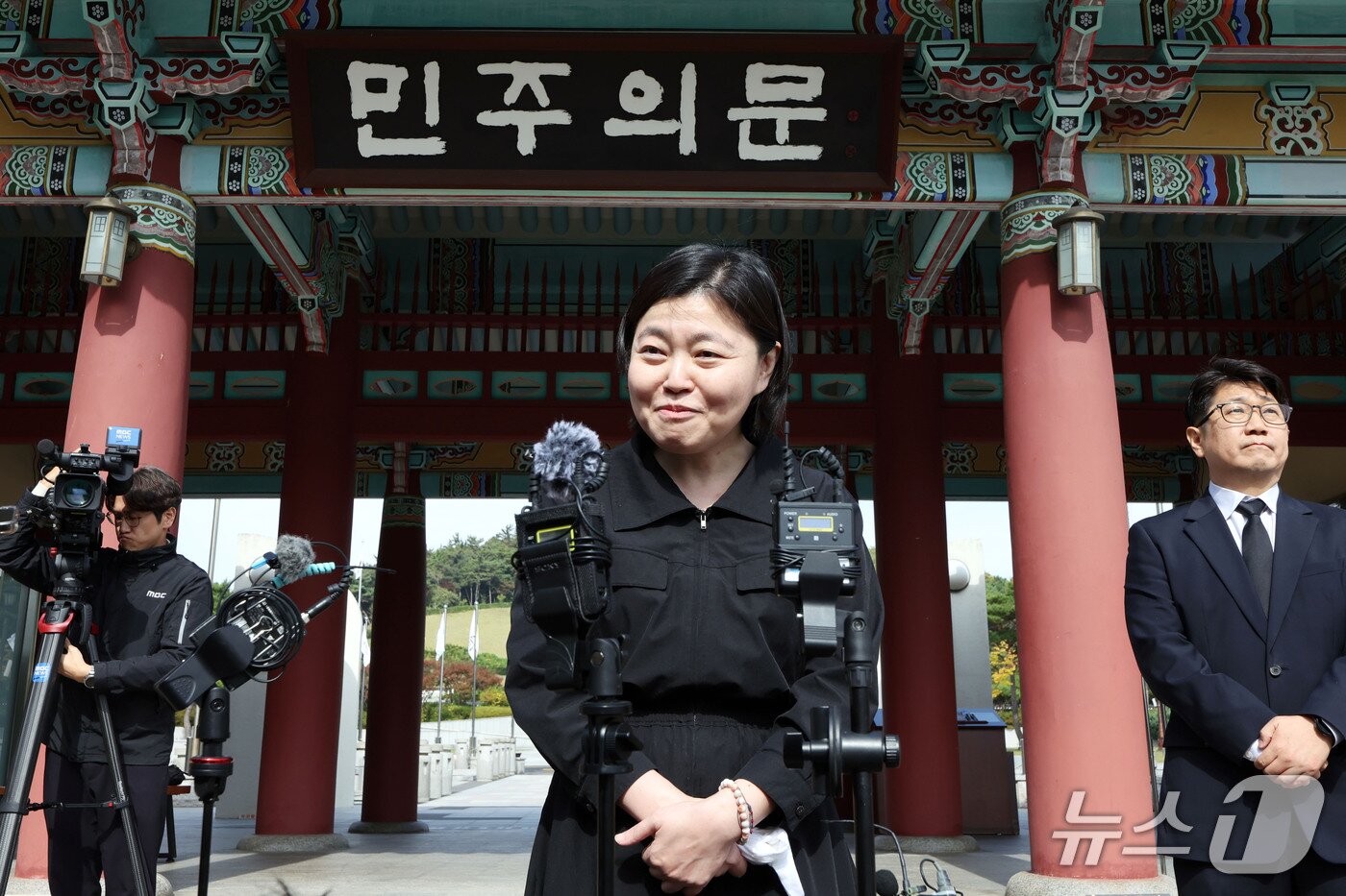 본문 이미지 - 임은정 광주중수청장이 16일 오전 전남광주 북구 국립5·18민주묘지를 찾아 헌화 및 분향을 마친 뒤 민주의 문 앞에서 취재진 질문에 답하고 있다. 2026.10.16 ⓒ 뉴스1 조수민 기자