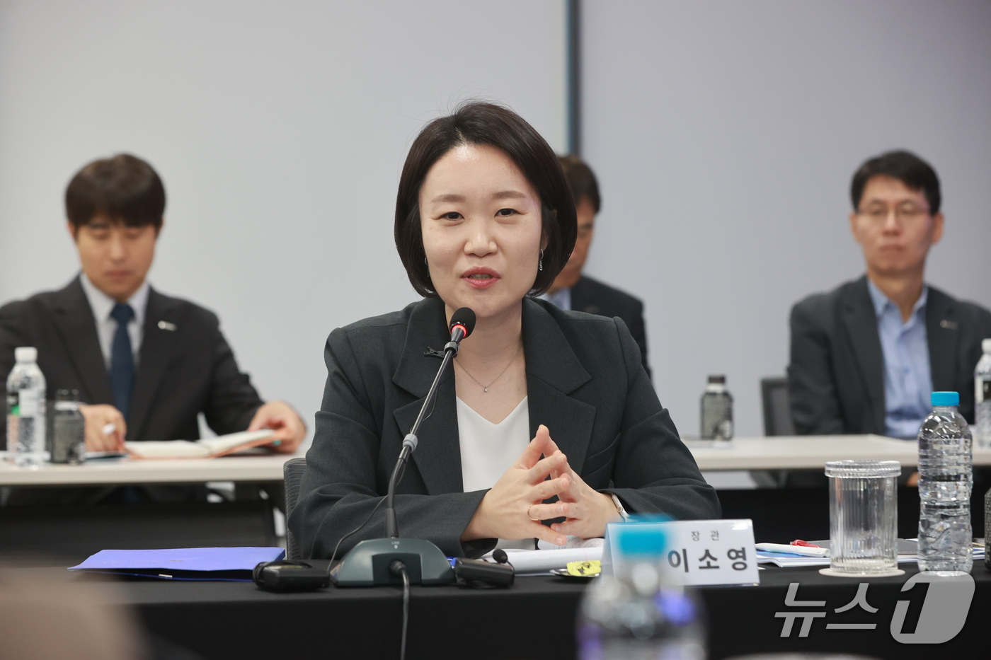 (서울=뉴스1) = 이소영 중소벤처기업부 장관이 16일 충청북도 청주시 오가노이드 사이언스(주)에서 열린 간담회에서 모두 발언을 하고 있다. (중소벤처기업부 제공. 재판매 및 DB …