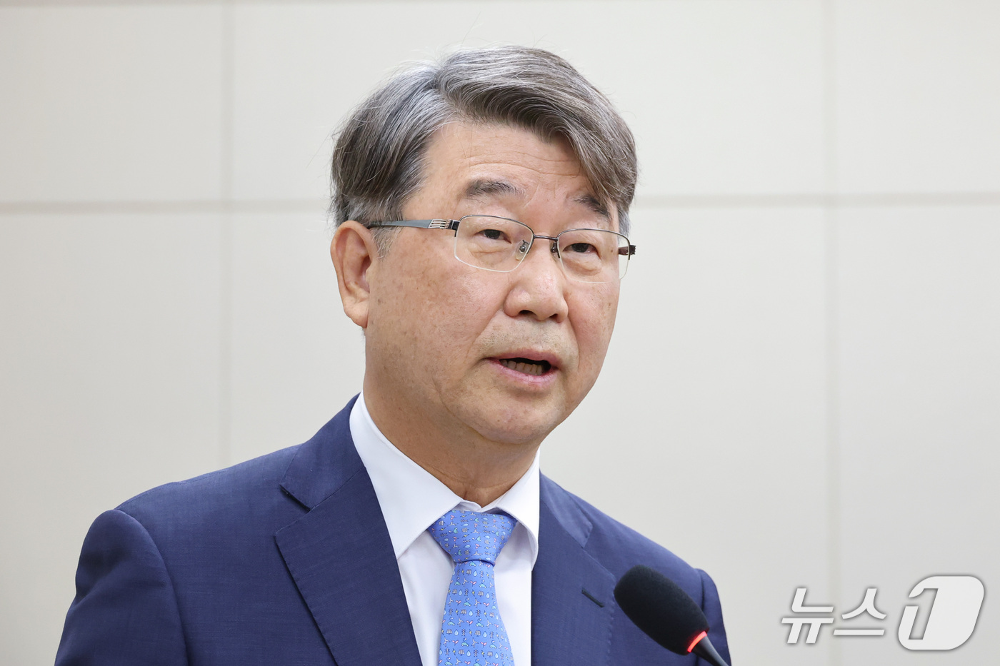 (서울=뉴스1) 신웅수 기자 = 김지형 경제사회노동위원회 위원장이 16일 서울 여의도 국회에서 열린 기후에너지환경노동위원회의 경사노위 등에 대한 국정감사에서 업무보고를 하고 있다. …