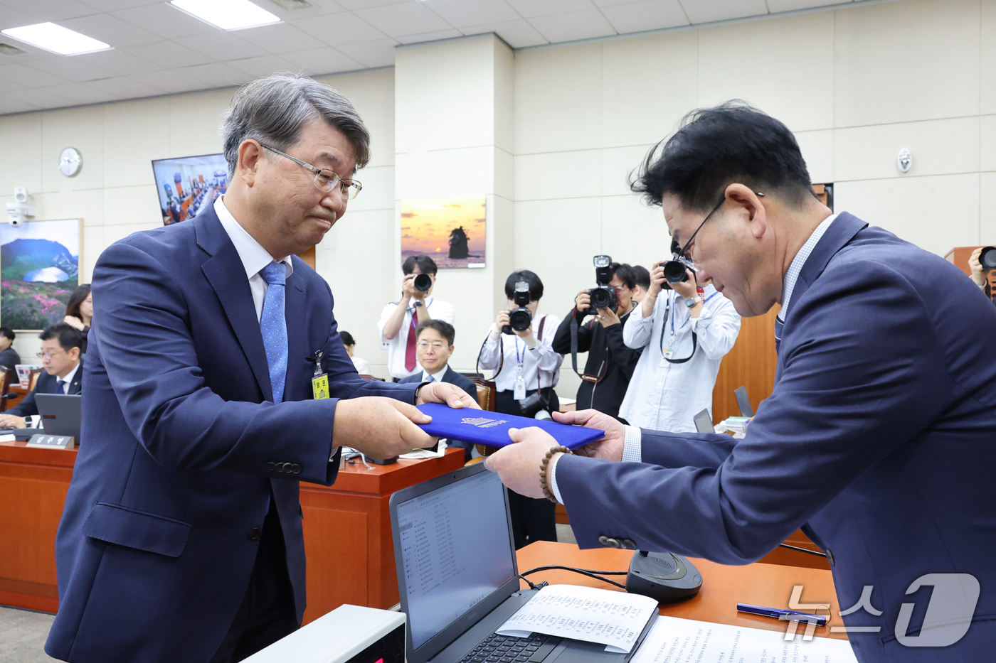 (서울=뉴스1) 신웅수 기자 = 김지형 경제사회노동위원회 위원장이 16일 서울 여의도 국회에서 열린 기후에너지환경노동위원회의 경사노위 등에 대한 국정감사에서 증인 선서문을 김정호 …