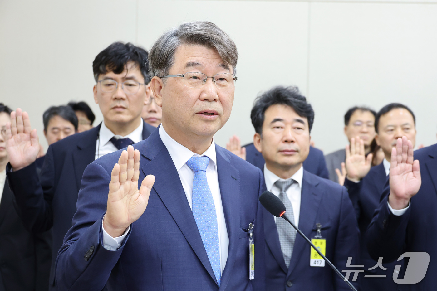 (서울=뉴스1) 신웅수 기자 = 김지형 경제사회노동위원회 위원장이 16일 서울 여의도 국회에서 열린 기후에너지환경노동위원회의 경사노위 등에 대한 국정감사에서 증인 선서를 하고 있다 …
