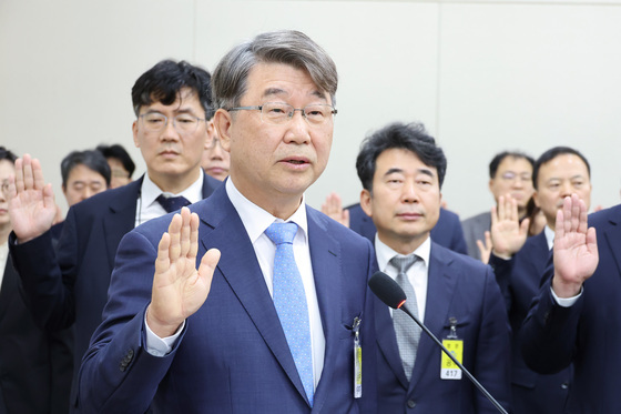 [국감] 선서하는 김지형 위원장
